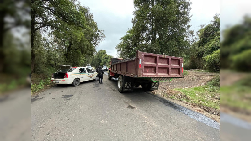 Grupo armado incendia vehículos y bloquea carretera en Salvador Escalante, Michoacán 