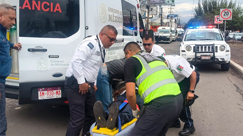 Motociclista atropella a agente de tránsito en el Libramiento Sur de Morelia; ambas personas resultaron heridas 