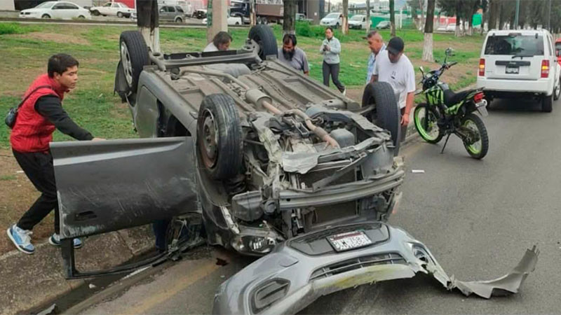 Vuelca vehículo en el Libramiento Norte de Morelia, Michoacán; hay dos heridos 