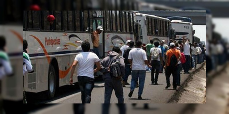 Desalojan a normalistas de caseta en Arteaga, Michoacán; toman la Presidencia Municipal 