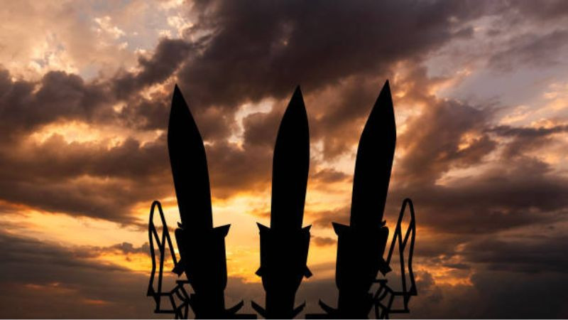 Irán lanza misiles contra Kuwait y Baréin; la mayoría fueron interceptados, informa EE.UU. 