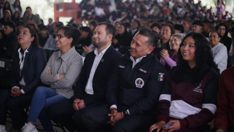 Torres Piña exhorta a jóvenes de Tlalpujahua a prevenir riesgos en redes sociales y plataformas digitales 