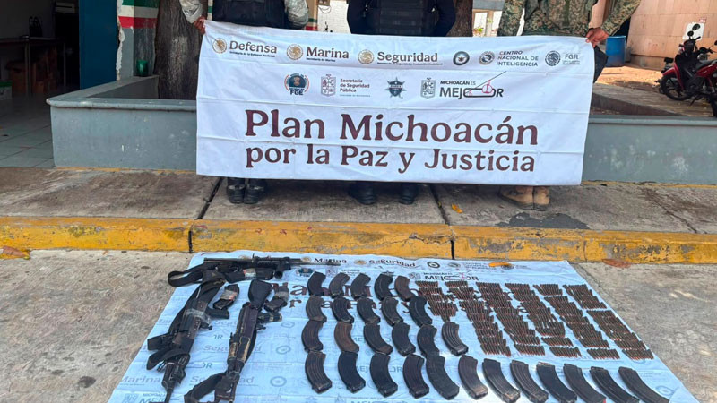 En Parácuaro, Michoacán aseguran, rifles de asalto, cartuchos y cargadores  