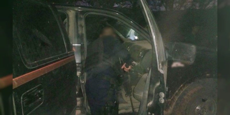 Aseguran dos autos y tres armas en Aguililla, Michoacán - Foto 1 