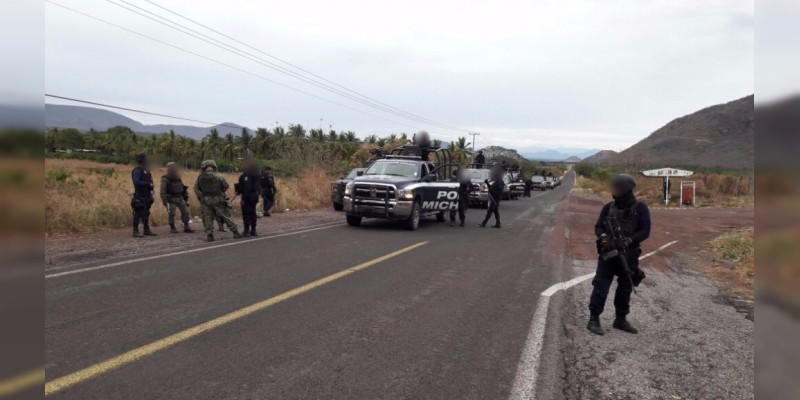 Aseguran dos autos y tres armas en Aguililla, Michoacán - Foto 2 