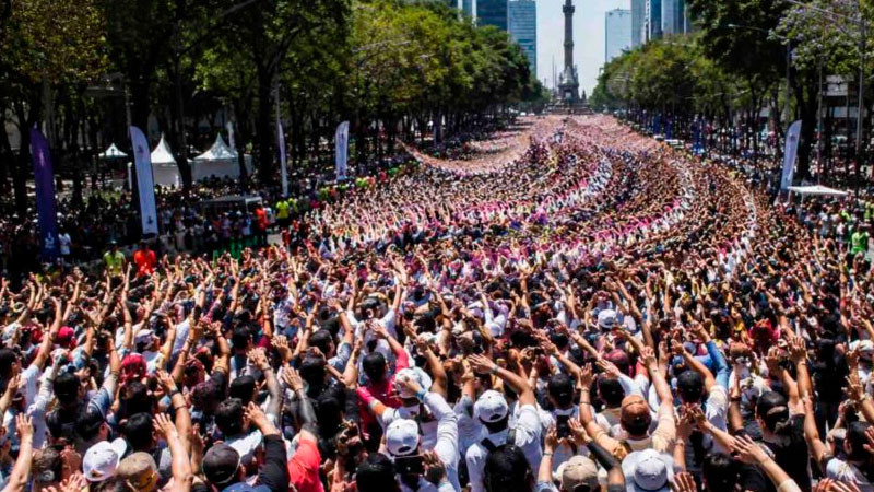 Miles de personas se reúnen en Paseo de la Reforma para hacer la 'ola' más grande del mundo 