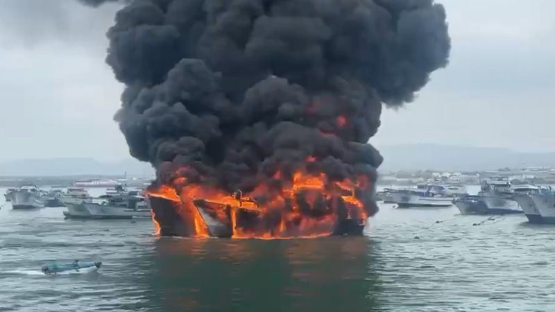 Incendio arrasa con decenas de embarcaciones en puerto de Ecuador; reportan dos heridos 