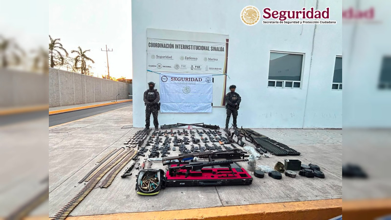 Aseguran arsenal de alto poder en Badiraguato, Sinaloa; hallan fusiles, ametralladoras y lanzagranadas dentro de camioneta 