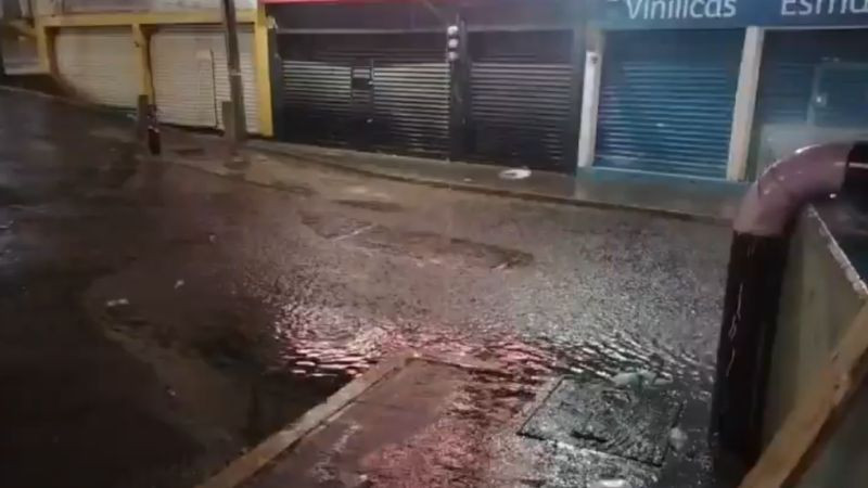 Fuertes lluvias provocan encharcamientos y complicaciones viales en Naucalpan 