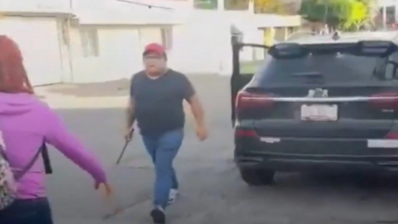 Persigue y amenaza con bastón de coche a mujeres tras discusión vial en Puebla; fue captado en video 