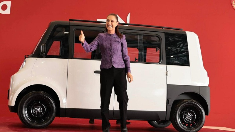 Sheinbaum presenta Olinia, el primer automóvil eléctrico desarrollado en México 