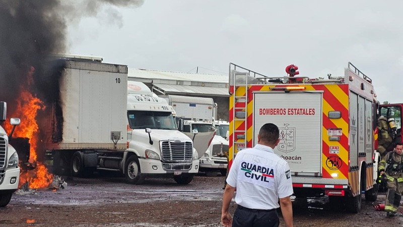 Se incendia camión de Grupo Ortiz en Morelia, Michoacán 