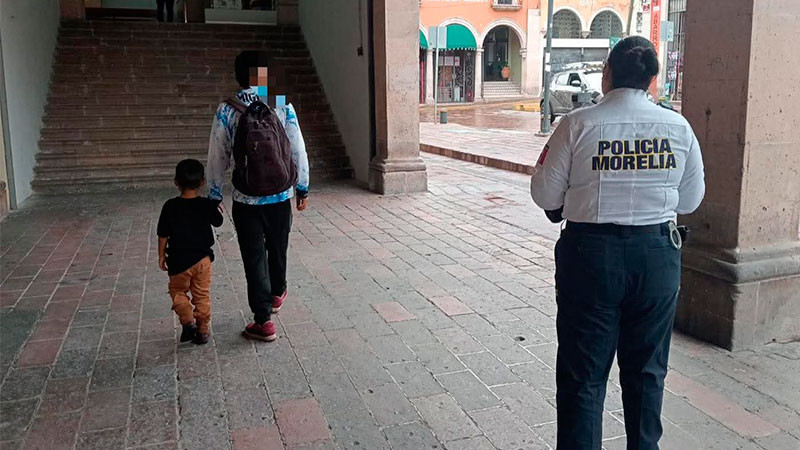 Elementos de la Policía Morelia localizan a menor extraviado en el Centro Histórico y lo reúnen con su familia 
