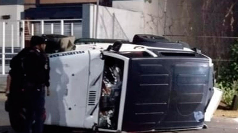 Hallan sin vida a conductor tras volcadura de camioneta en barrio La Magdalena de Uruapan, Michoacán; investigan posible ataque armado