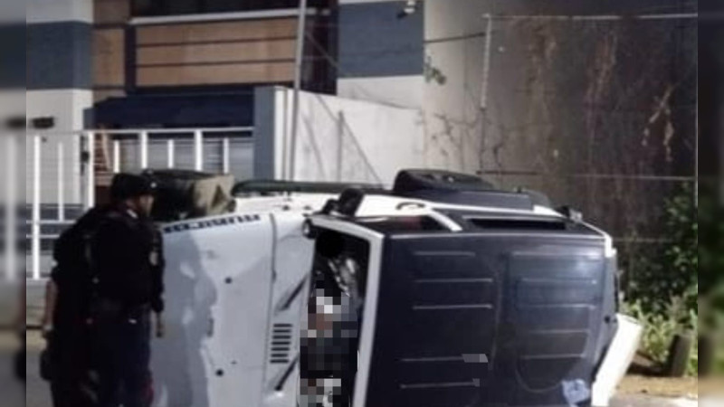 Indagan homicidio en Uruapan de presunto sobrino del secretario del Migrante de Michoacán; víctima volcó y fue acribillada en persecución 