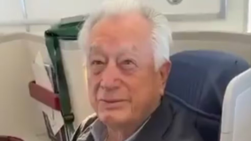 Captan a Manuel Bartlett durante viaje a España, lo cuestionan y video genera polémica en redes 