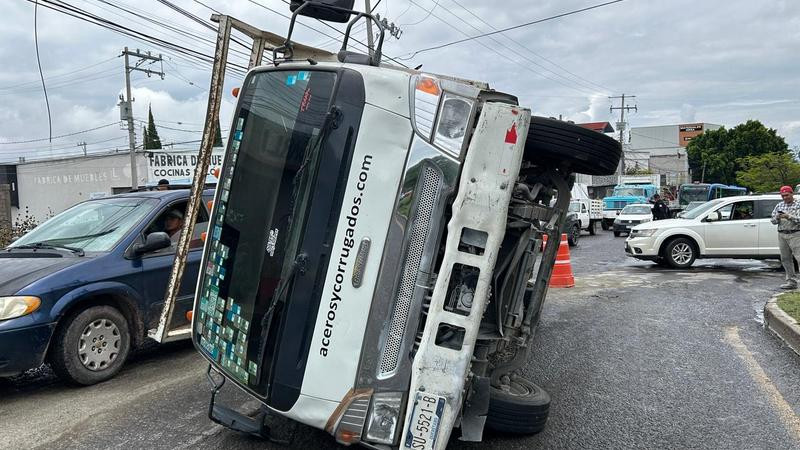 Vuelca camión cargado con cemento en la carretera a Chichimequillas en Querétaro 