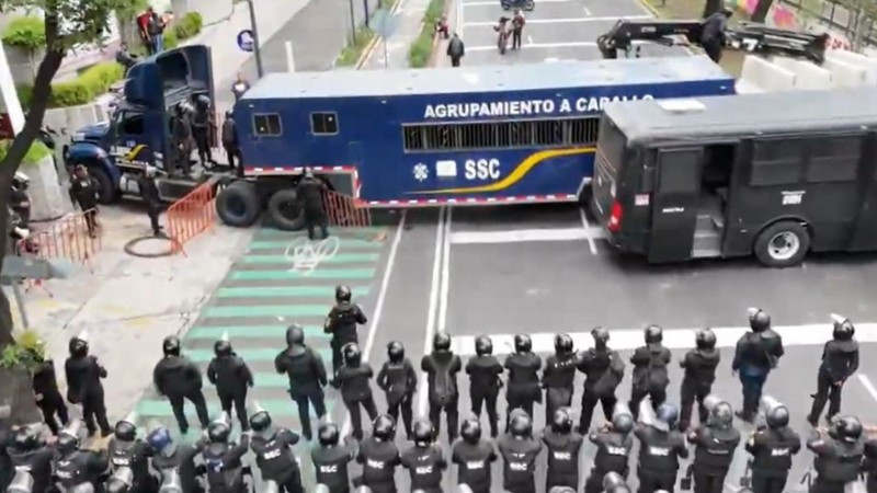 CNTE intenta llegar al Estadio Ciudad de México; policías bloquean avance y suspenden servicio del Tren Ligero 