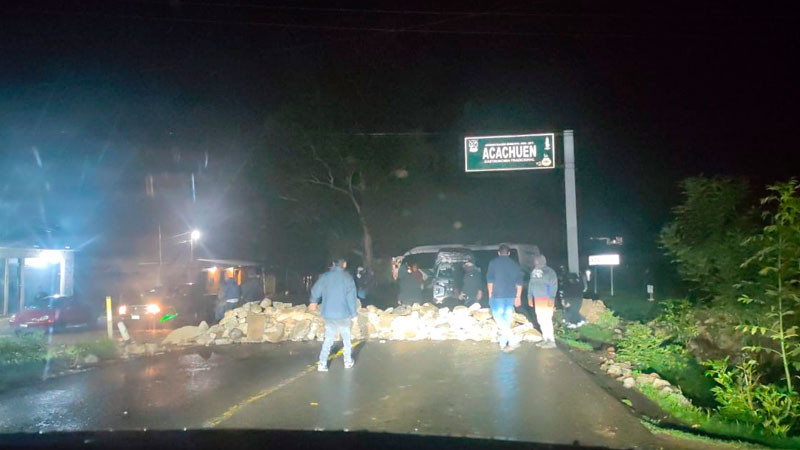 Comunero de Chilchota bloquean carretera Zamora-Morelia 