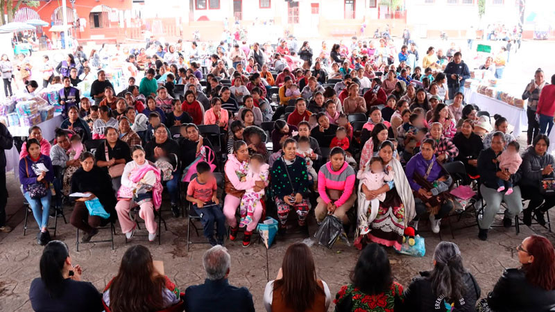 Caravana Jalo por las Mamás entrega 24 mil pañales en Paracho 