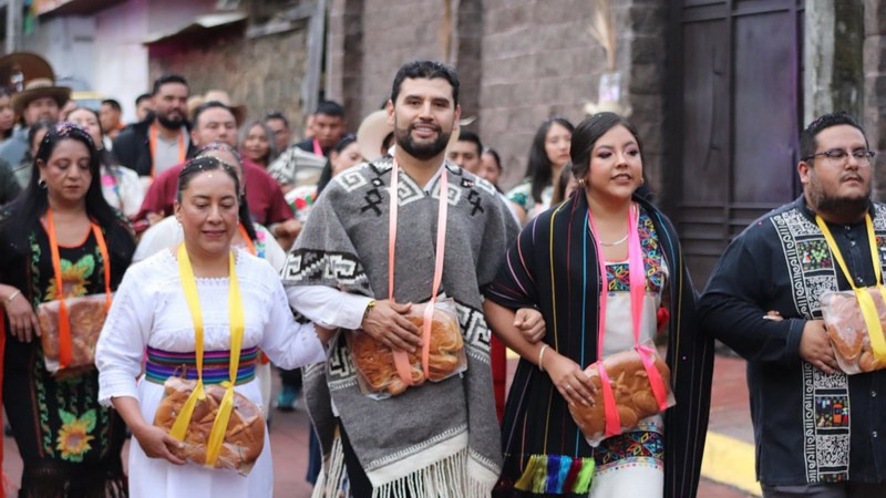 El gabán es historia, tradición y arte; con nuestros pueblos originarios inicia la Grandeza de Michoacán: Octavio Ocampo 