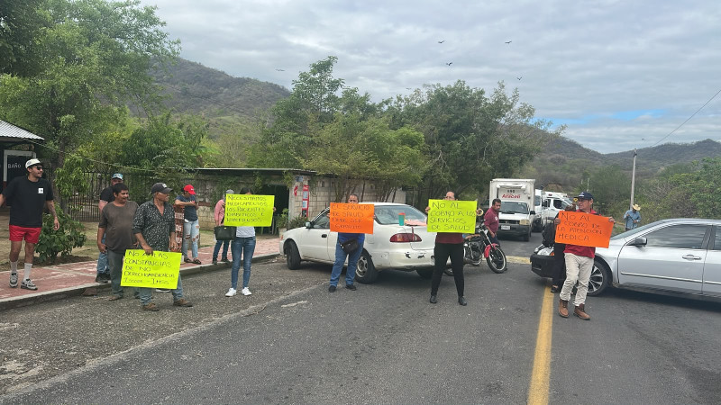Bloquean carretera en Tierra Caliente por crisis en hospital de Carácuaro-Nocupétaro; denuncian desabasto y condiciones insalubres 