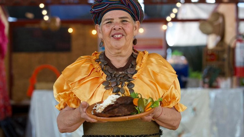 Rumbo a la gran fiesta del fútbol, Alan x el Mundo invita a descubrir los sabores de Michoacán 