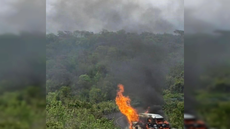 Caos sacude la Meseta Purhépecha: emboscan a policías y queman vehículos en Nahuatzen, Michoacán  