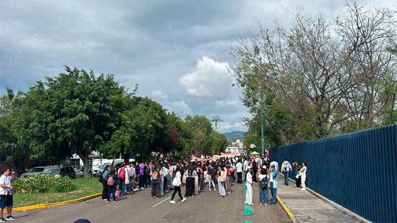 Estudiantes de la UMSNH marchan para exigir cumplimiento de acuerdos 