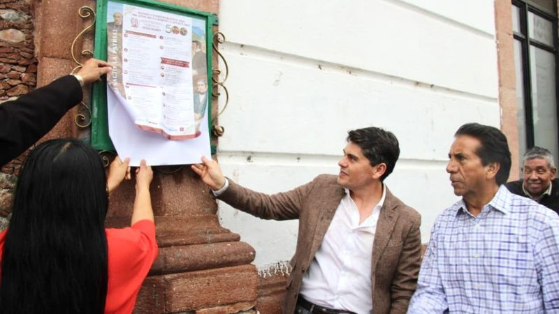 Toño Ixtláhuac encabeza la pega del Bando Solemne que da inicio a la conmemoración de los 500 años de la Heroica Zitácuaro  