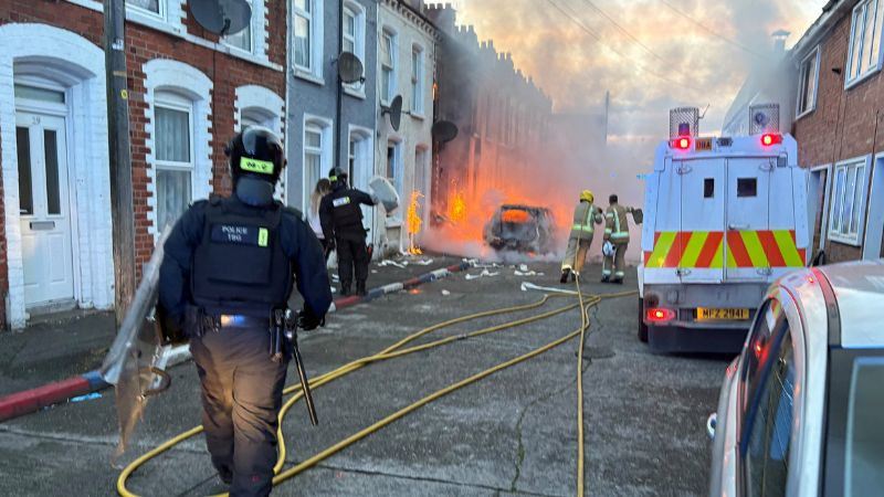Escalan los disturbios antimigrantes en Belfast tras ataque cometido por un refugiado sudanés 