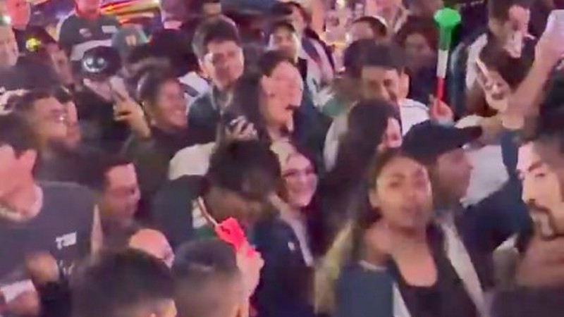 Previo al Mundial, se arma la fiesta y aficionados mexicanos abarrotan el Ángel de la Independencia 