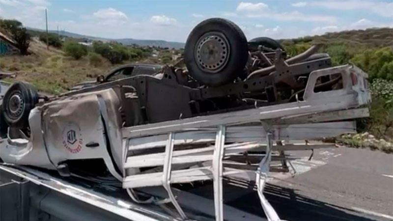Vuelca camioneta en el anillo vial Fray Junípero Serra de la capital queretana; chofer resultó ileso 