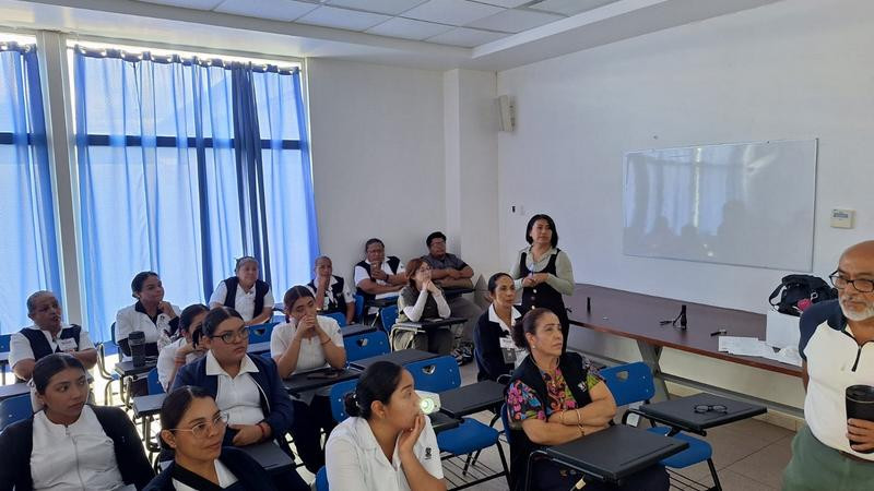 Capacitan a personal del Centro de Salud de Uruapan para combatir el dengue  