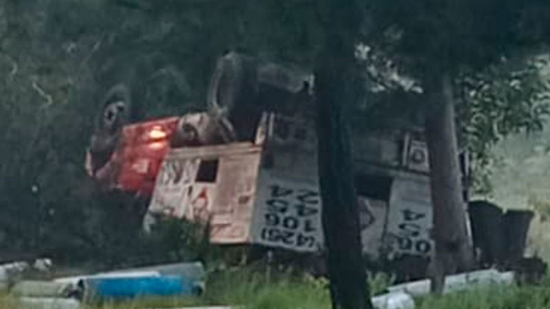 Vuelca camión cargado con cilindros de gas LP en Uruapan, Michoacán 