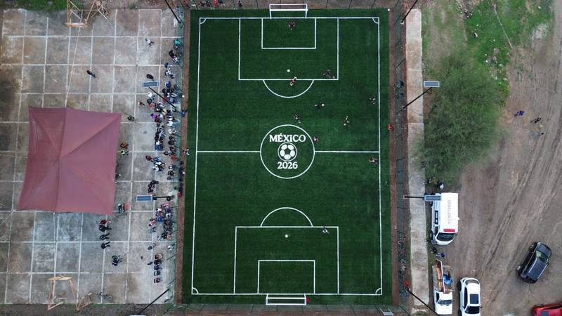 Alexis Velázquez inaugura nueva cancha de fútbol 5 en Huandacareo 