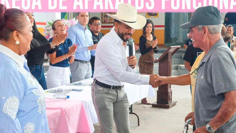 Humberto Jiménez entrega aparatos funcionales y optométricos a las familias de Los Reyes para mejorar su calidad de vida 