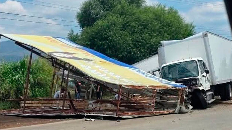 Camión sin frenos causa destrozos en Tocumbo, Michoacán  