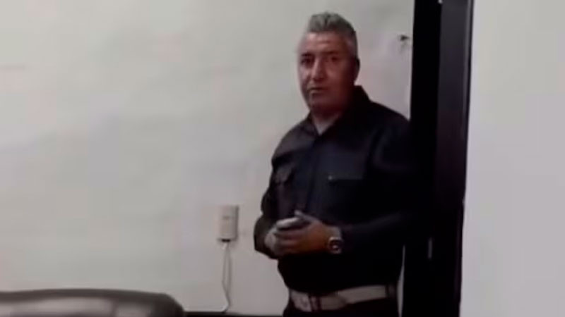 Exhiben a alcalde de Villanueva, Zacatecas bebiendo alcohol en Sala de Cabildos; asegura que es tradición familiar 