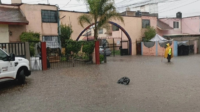 Fuertes lluvias sorprenden en el EdoMex; inundaciones "ahogan" Cuautitlán, Tultitlán y Coacalco 