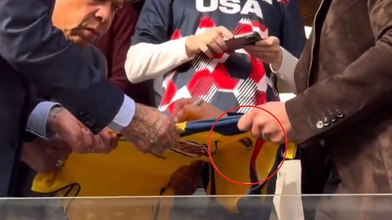 ¡Escenas que nunca te imaginaste ver! Tom Cruise y David Beckham firman playera del América 