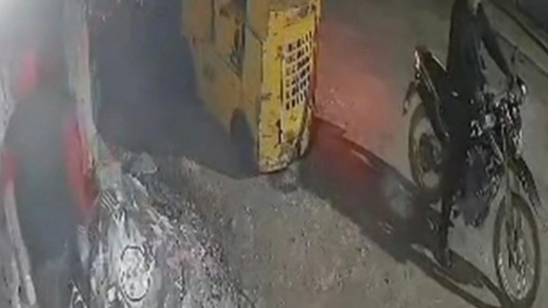 Captan en video asalto a mujer en Valle de Chalco, Estado de México; sujetos armados la acorralaron 