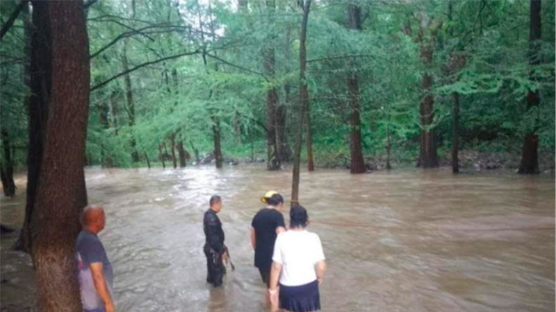 Rescatan a menor atrapado por la creciente de un río en centro turístico de Ciudad Victoria, Tamaulipas 