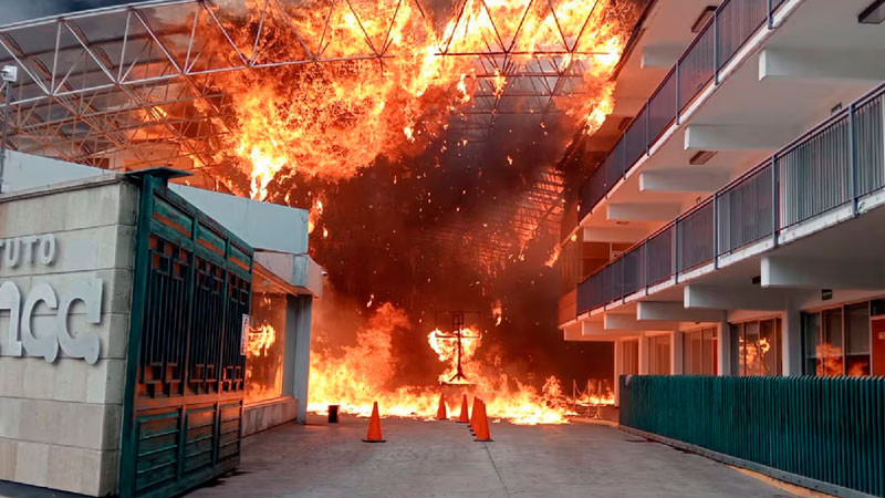 Incendio consume parte de colegio privado en Metepec 