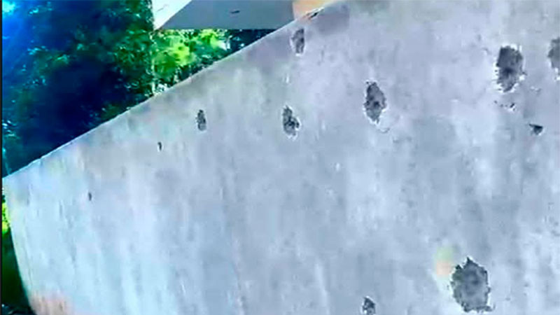 Balean caseta de la Policía Municipal de Tingüindín, Michoacán; hay un policía herido  