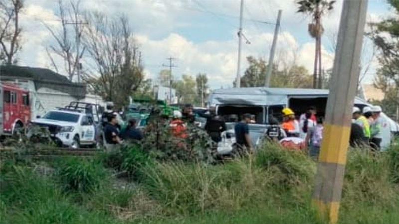 Por intentar ganarle el paso, choque entre tren y camión de pasajeros deja 4 personas lesionadas en Villagrán, Guanajuato 