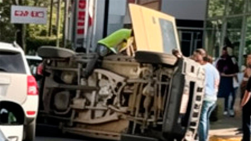 Vuelca camioneta en Uruapan, Michoacán; hay un herido 