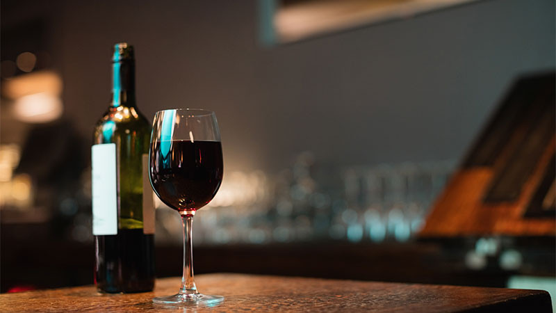 Trump presiona a Francia con posible arancel del 100% a vinos y champañas 