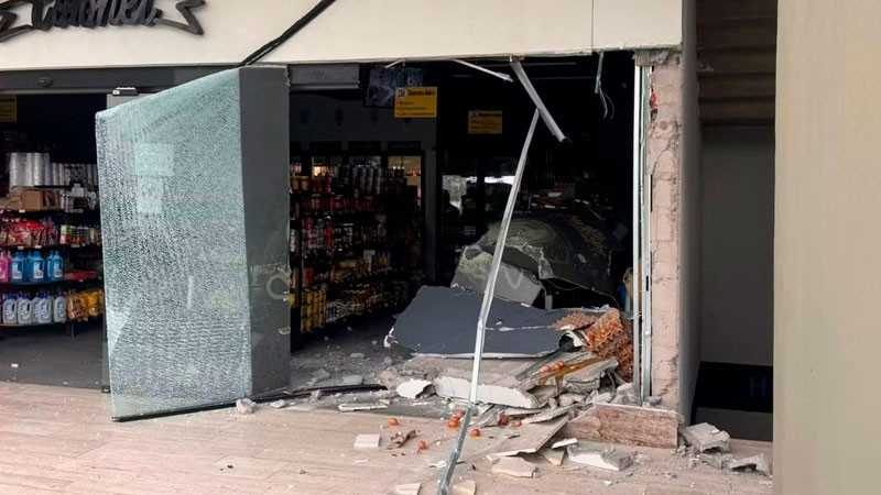 Se equivocó de pedal y causa destrozos en Centro Zibatá, en El Marqués, Querétaro 