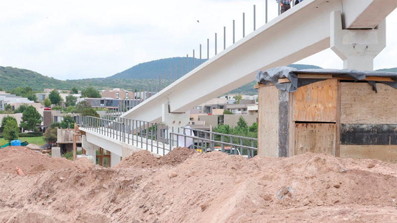 Comisión Estatal de Infraestructura de Querétaro construye puente peatonal en Fray Junípero Serra 
